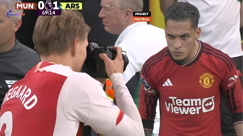 Biểu cảm cool ngầu của Antony không lẫn vào đâu