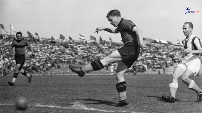 Ferenc Puskás gây ấn tượng với kỹ năng sút chân trái
