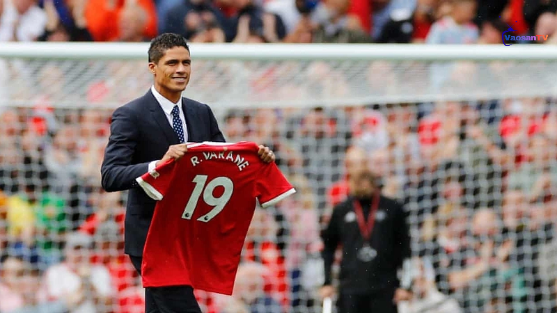 Ra mắt tại sân Old Trafford với số áo 19