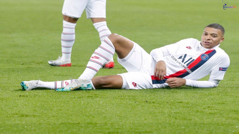 Nằm vắt chân giữa sân