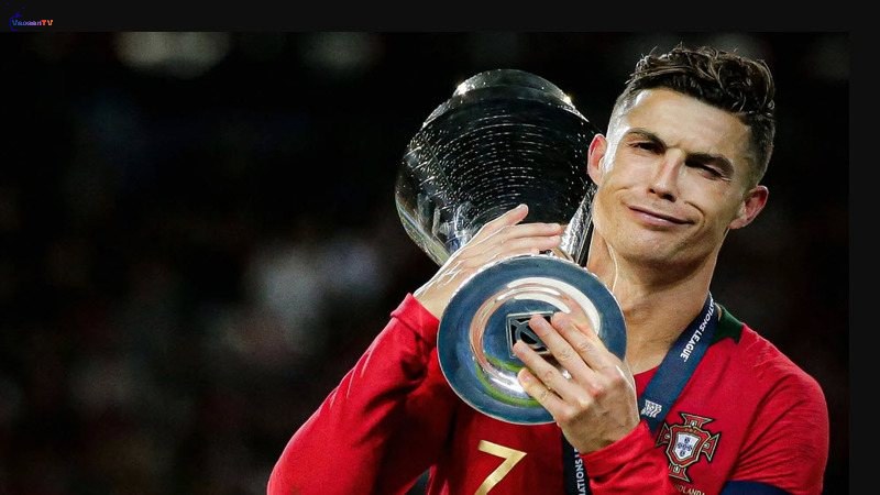 Ronaldo cười gượng trong lễ trao giải