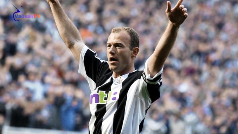 Alan Shearer đại diện cho đội bóng nước Anh mặc áo số 9 