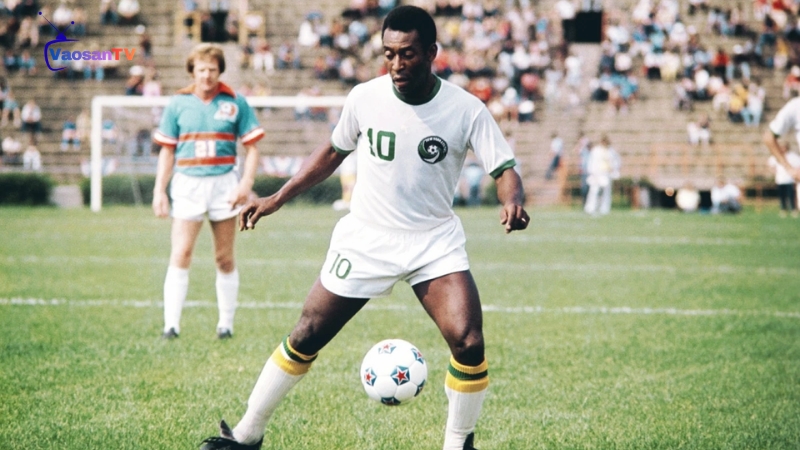 Pele mặc áo số 10 và được treo vĩnh viễn