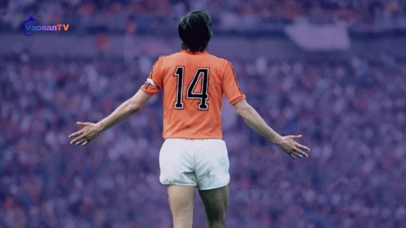 Johan Cruyff được mệnh danh là thiên tài sân cỏ sở hữu áo số 3