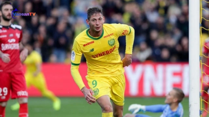 Áo số 9 của Emiliano Sala được treo vĩnh viễn