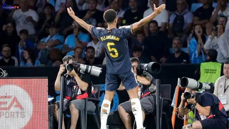 Bellingham ăn mừng trước khán giả của đối thủ