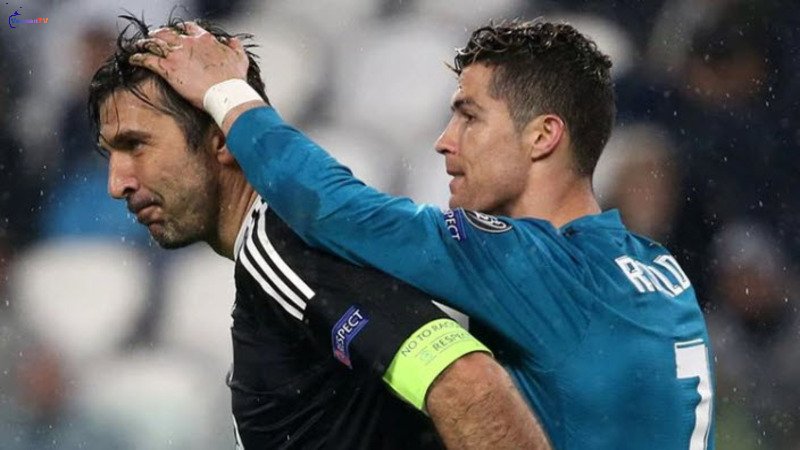 Buffon đứng trơ mắt nhìn bóng bay vào lưới