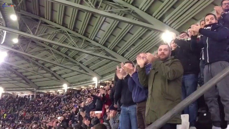 CĐV Juventus vỗ tay