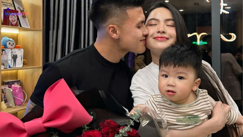 Chu Thanh Huyền ở bên cạnh chồng và con