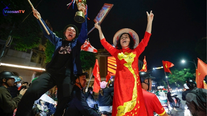 Cô chú ở Hà Nội đi bão hết mình