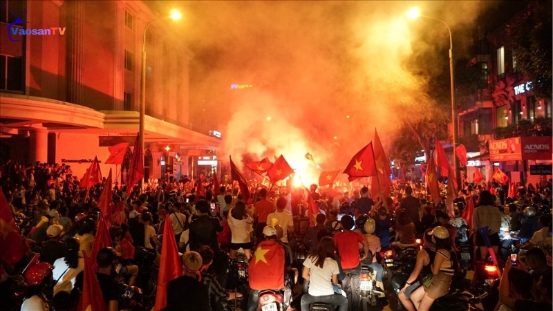 Cờ đỏ sao vàng là dụng cụ không thể thiếu khi đi bão