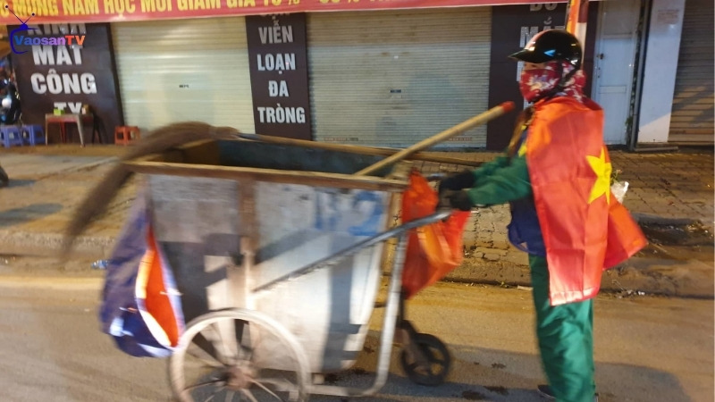 Cô lao công cũng tranh thủ đi bão