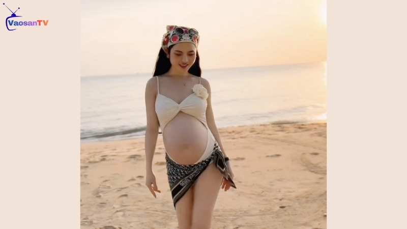 Đang mang bầu, vợ Quang Hải vẫn khoe body cháy