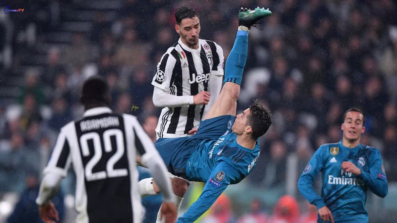 Ronaldo tung người móc bóng tại Turin