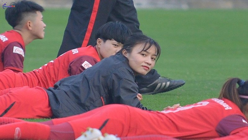 Hình ảnh xinh đẹp khi ra ngoài sân cỏ