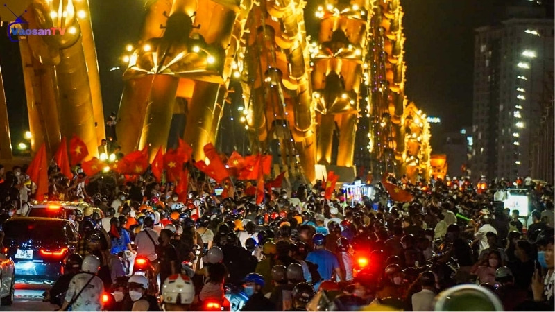 Hình ảnh người dân Đà Nẵng đổ ra đường đi bão