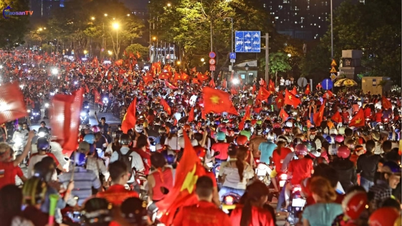 Hình ảnh người dân đổ ra đường để đi bão rực đỏ