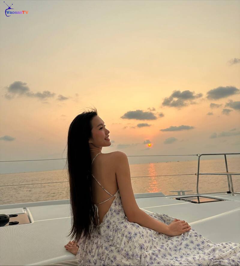 Khoảnh khắc thả dáng nghiêng tôn đường cong