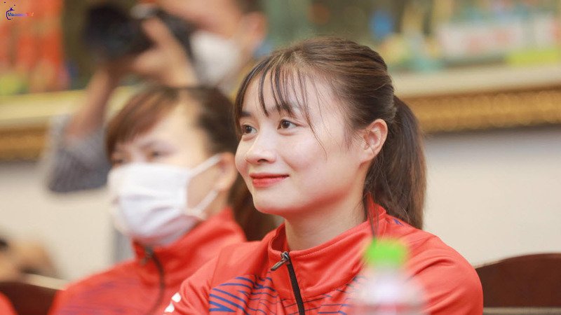 Không chỉ có cái danh “hoa khôi” sân cỏ