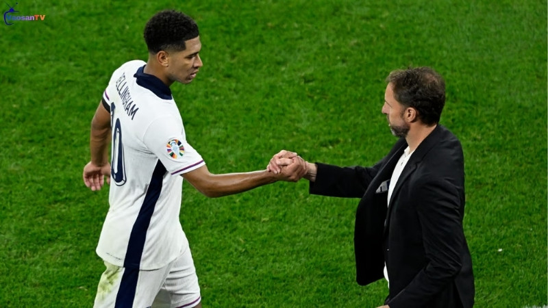 Màn ăn mừng của cầu thủ Bellingham với HLV trưởng