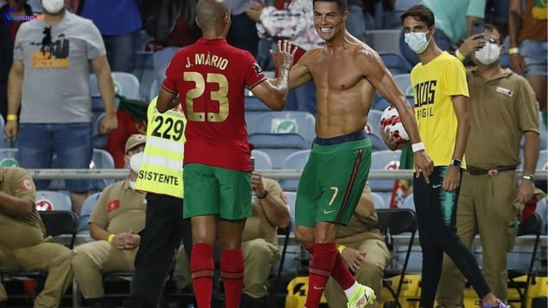 Màn cởi áo ăn mừng khiến CR7 bị phạt treo giò