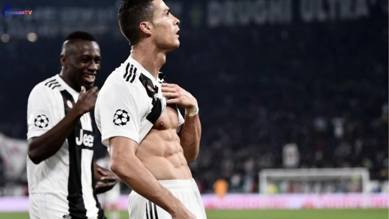 Màn khoe body trên sân cỏ của Ronaldo