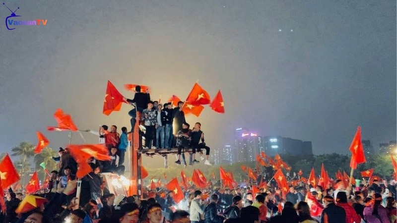 Muôn ngàn kiểu đi bão hài hước của Việt Nam