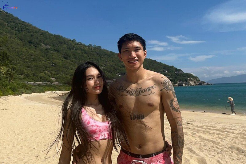 Nụ cười tươi dưới nắng biển