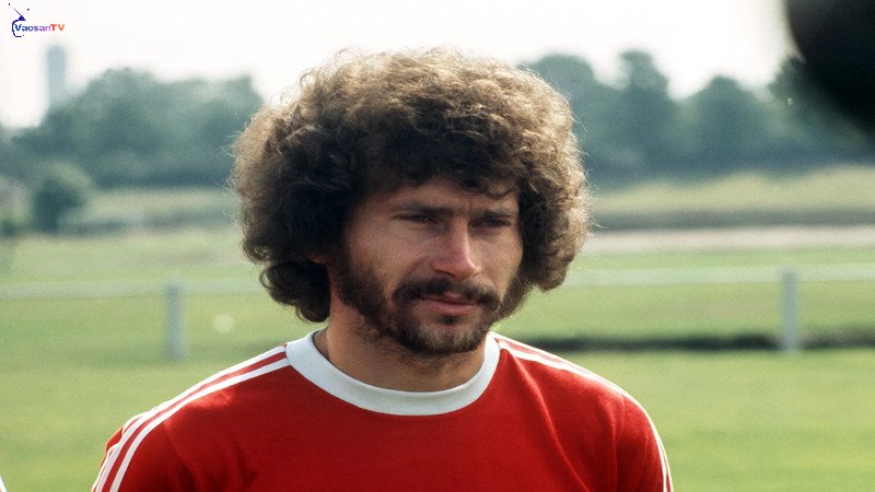 Paul Breitner cũng là hậu vệ cánh trái hay nhất thế giới