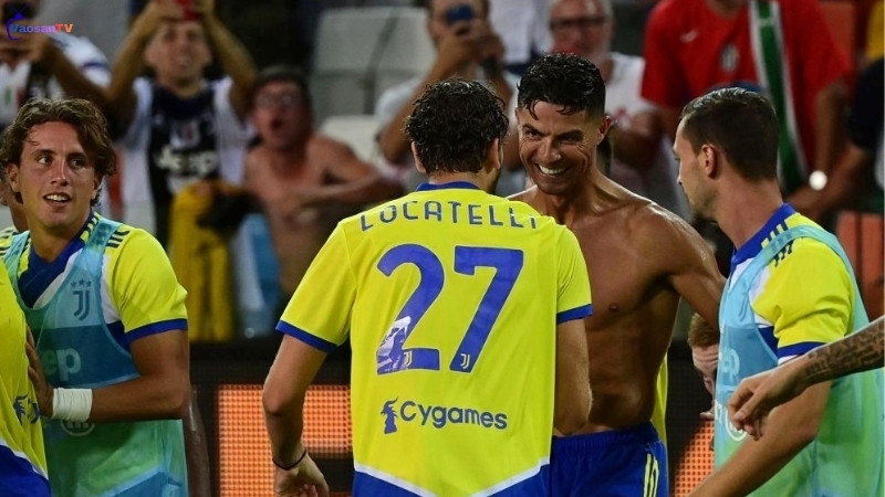 Pha cởi áo ăn mừng nhưng bị hụt của CR7