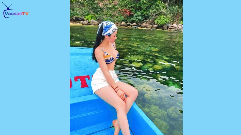 Quang Hải vắng nhà, vợ khoe body gợi nhớ