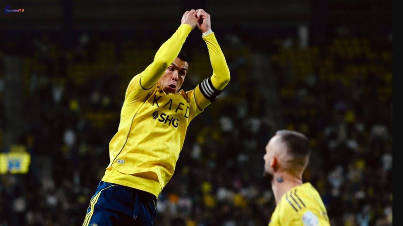 Ronaldo ăn mừng bay lên trời sau pha lập công