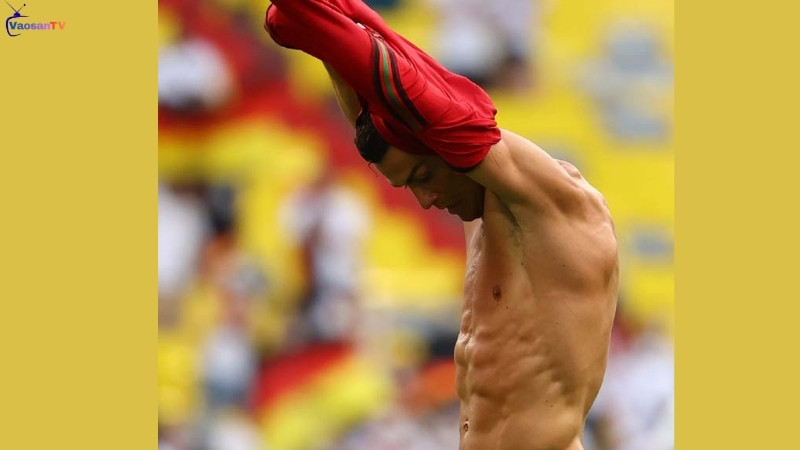 Ronaldo cởi áo khoe cơ bụng với khán giả