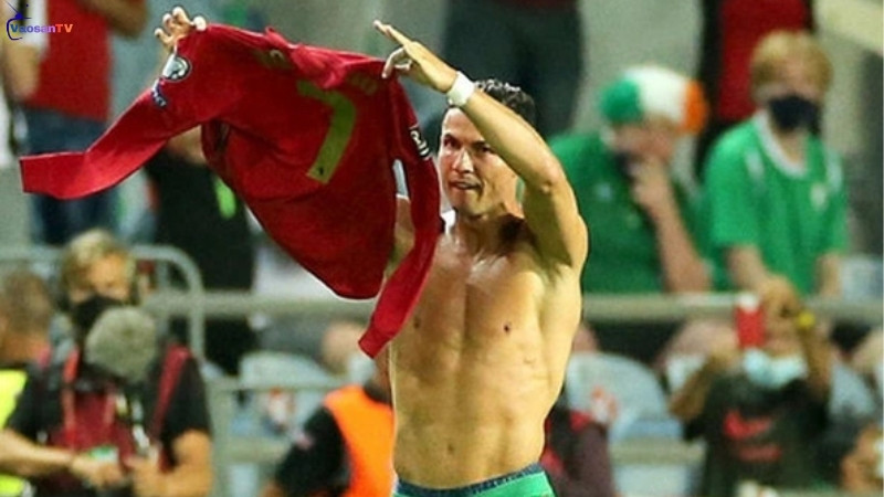 Ronaldo cởi áo mừng chiến thắng trong áo ĐTQG
