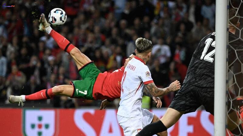 Toàn cảnh cú móc bóng phút 90+