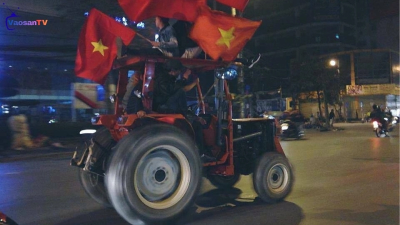 Xe chiến độc lạ đi bão tuyển Việt Nam