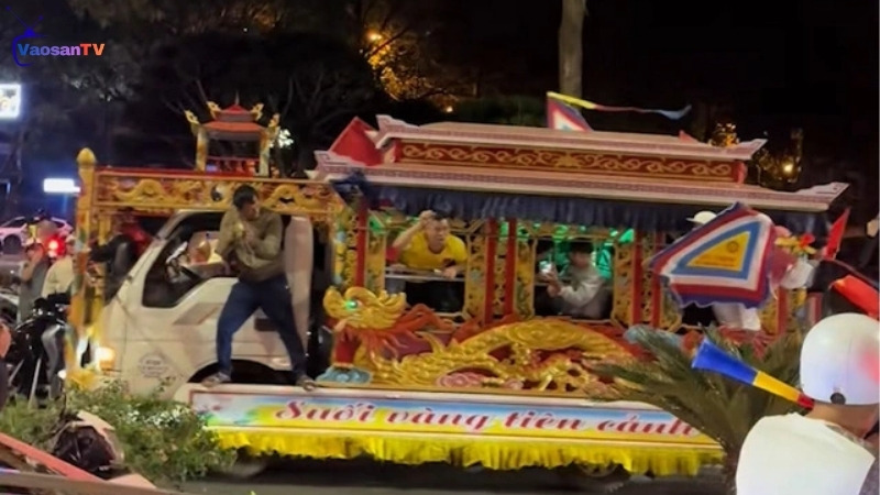 Xe này đi bão thì không ai dám cản đường