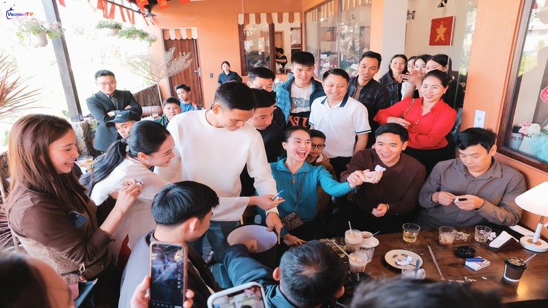 Xuân Mạnh trực tiếp tham gia pha chế